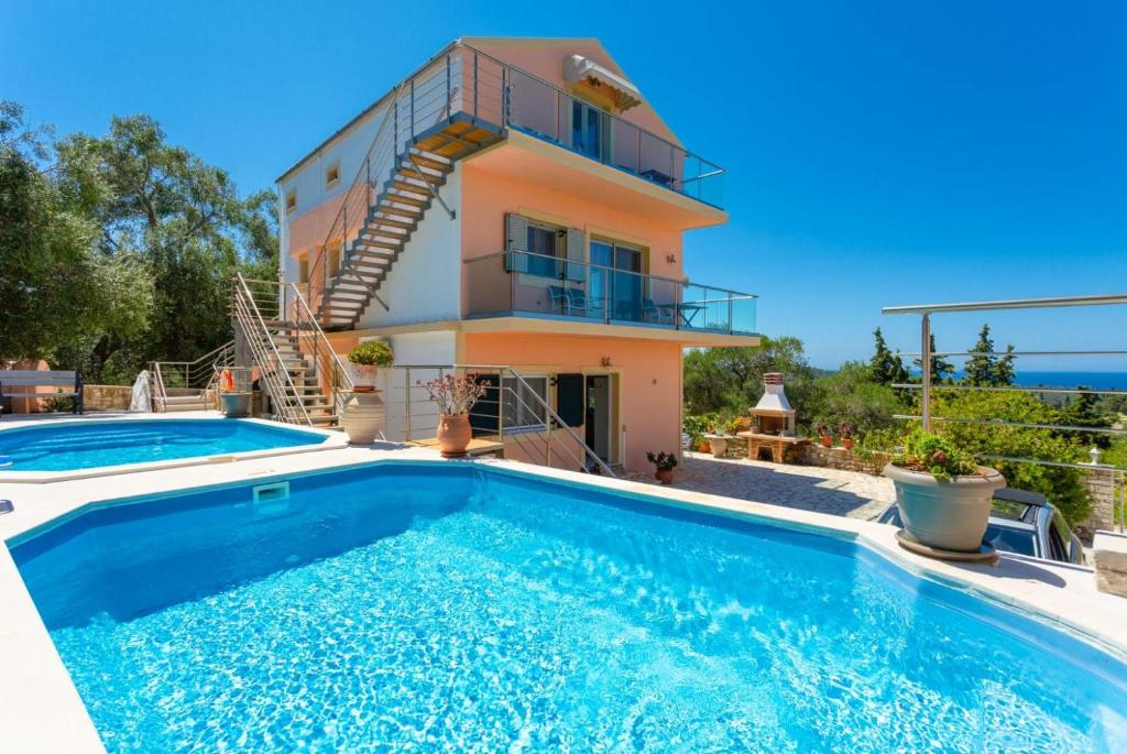 una villa con piscina frente a una casa en Villa Stephania, en Gáios