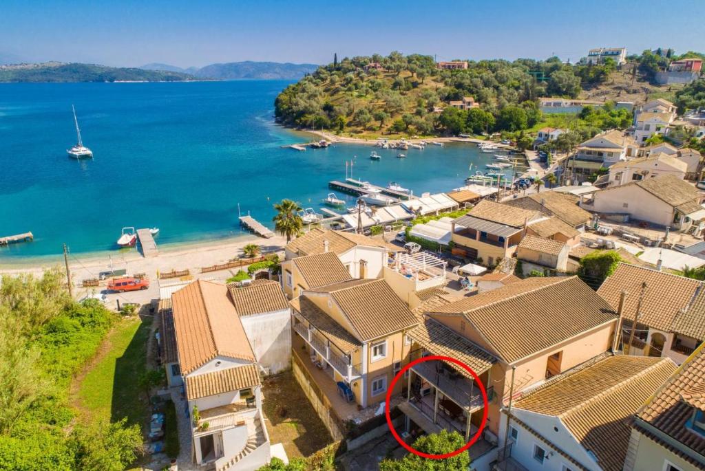 una vista aérea de una casa con puerto deportivo en Anna Apartment, en Ágios Stéfanos