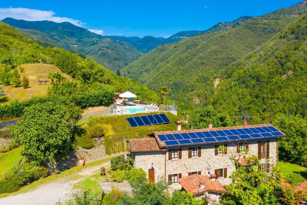 una vista aérea de una casa con paneles solares en Villa Casale Le Selve, en Lucca