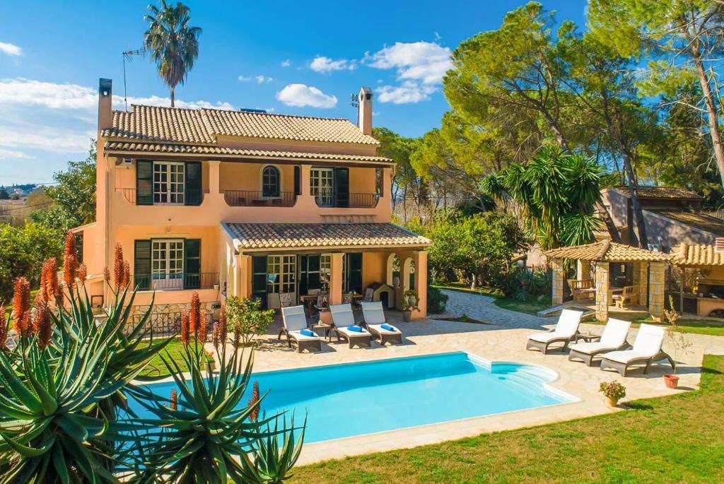 康托卡利的住宿－Villa Durrell，庭院中带游泳池的房子