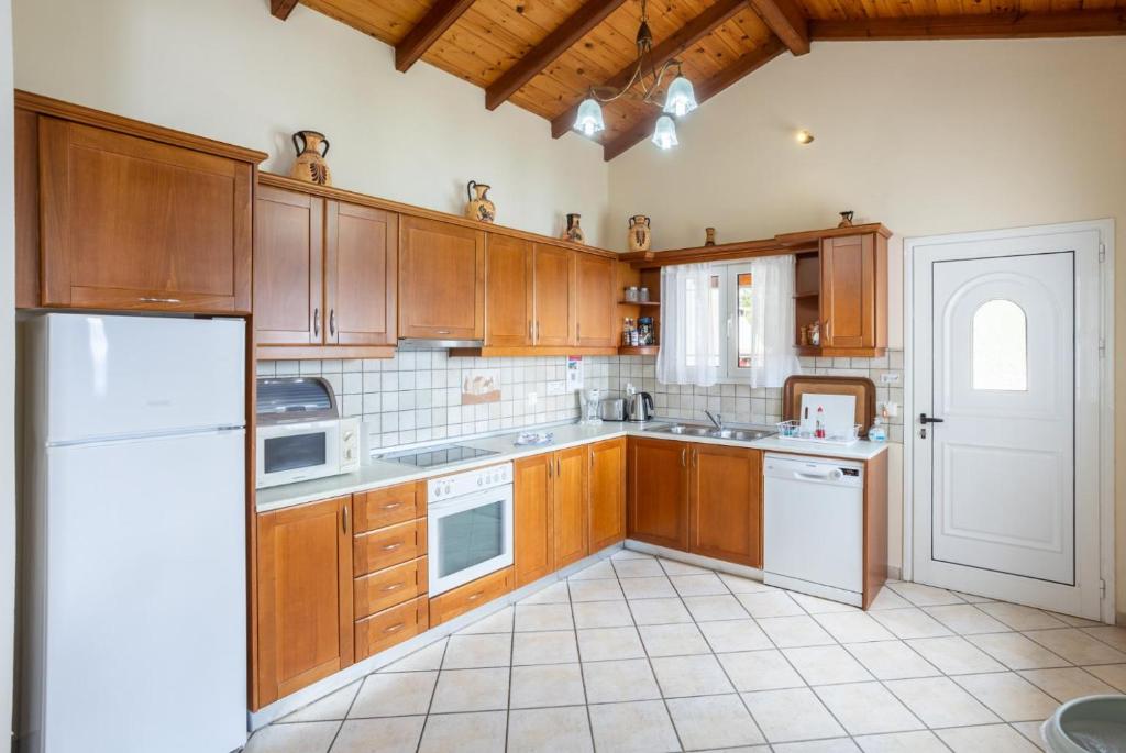 A kitchen or kitchenette at Villa Kerkyroula