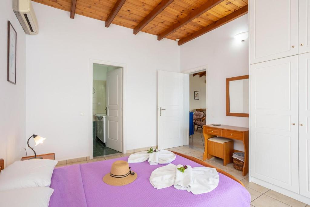A bed or beds in a room at Villa Kerkyroula