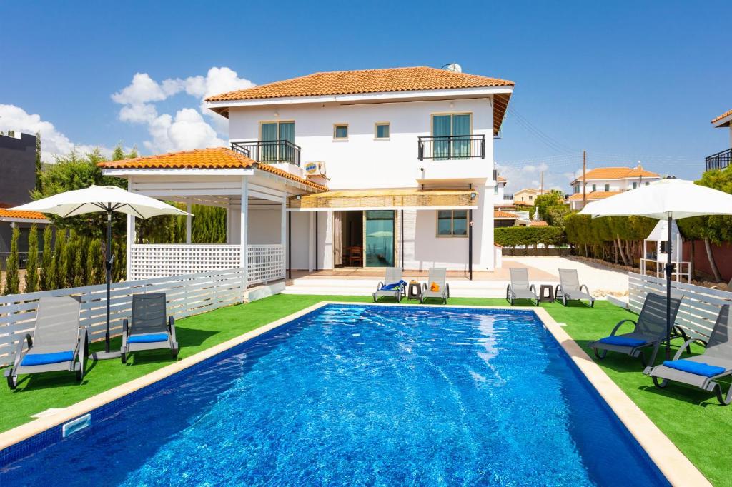 een villa met een zwembad voor een huis bij Villa Solon in Peyia