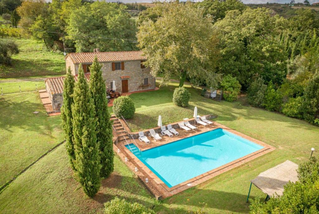 una vista aérea de una casa con piscina en Villa Mealli en Celle sul Rigo