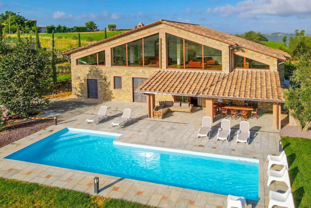 an aerial view of a house with a swimming pool at Villa Il Girasole in Parrano