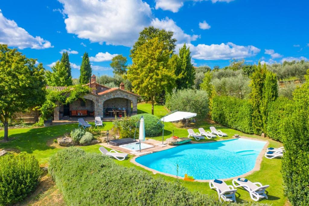 un domaine avec une piscine, des chaises et une maison dans l'établissement Villa Casale Silvia, à Terni