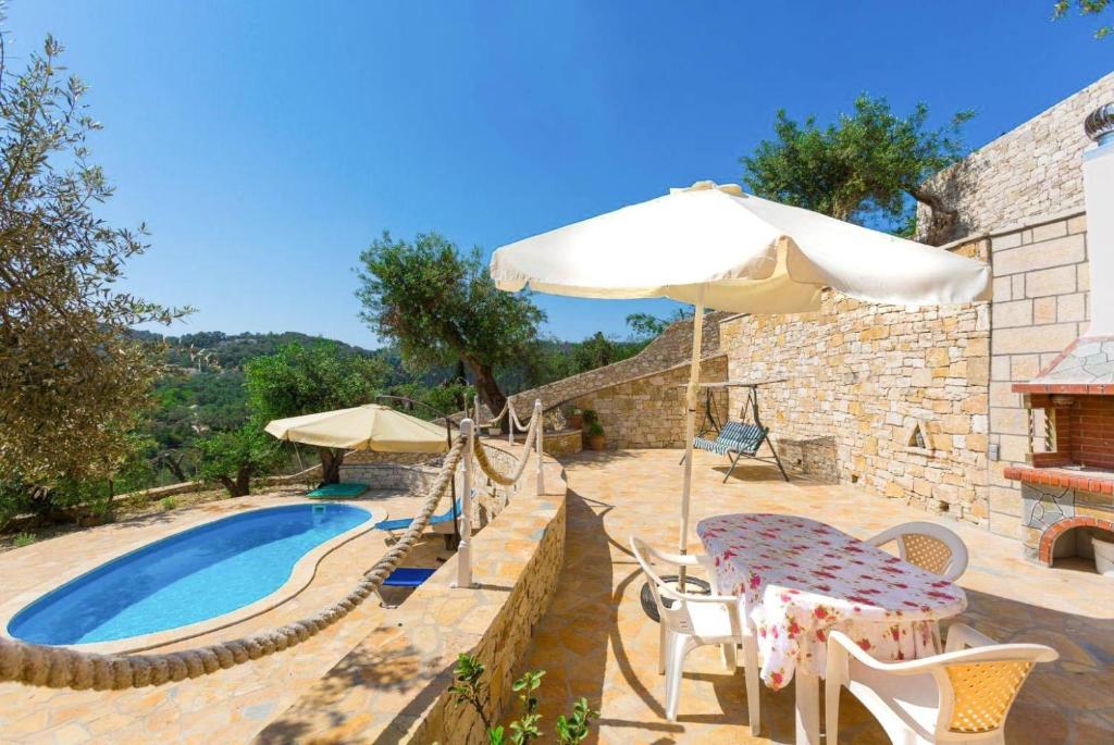 The swimming pool at or close to Villa Francesca