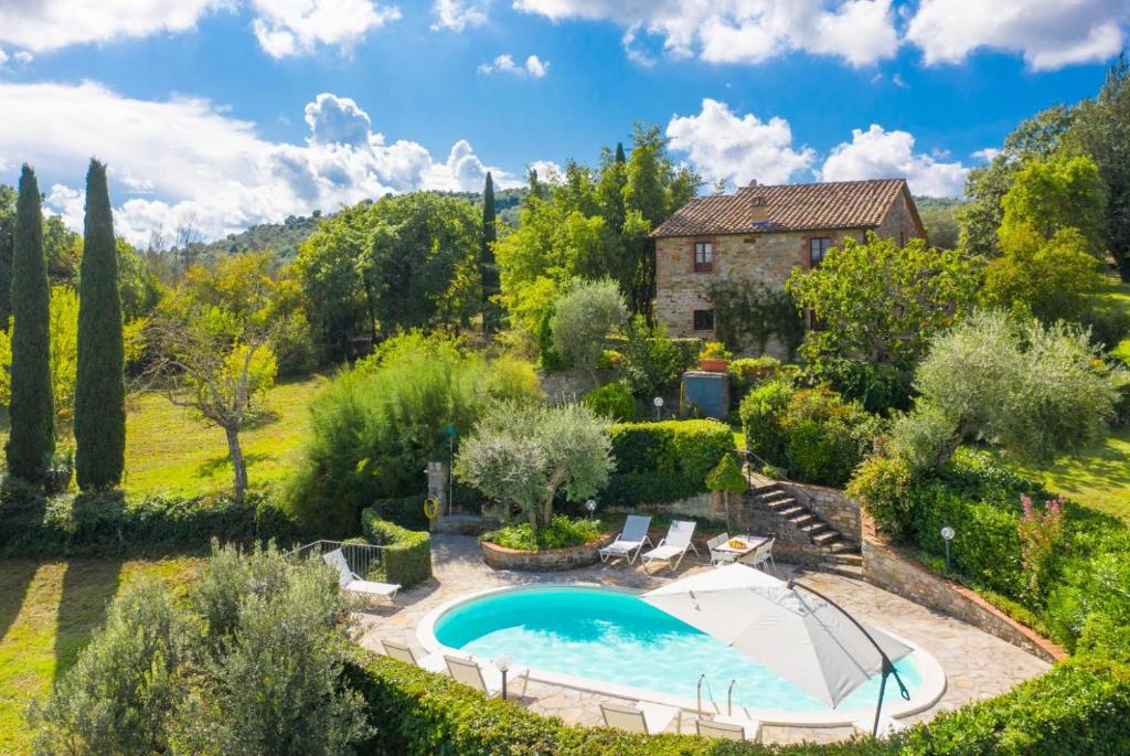 een landgoed met een zwembad en een huis bij Villa Caporlese in Terni