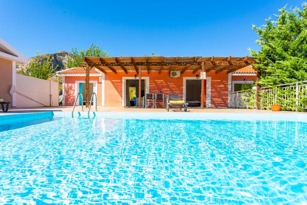 una piscina frente a una casa en Villa Cherry, en Plateies