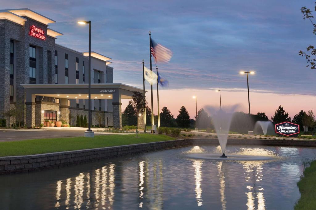 a water fountain in front of a hotel at Hampton Inn & Suites Kenosha Pleasant Prairie in Kenosha