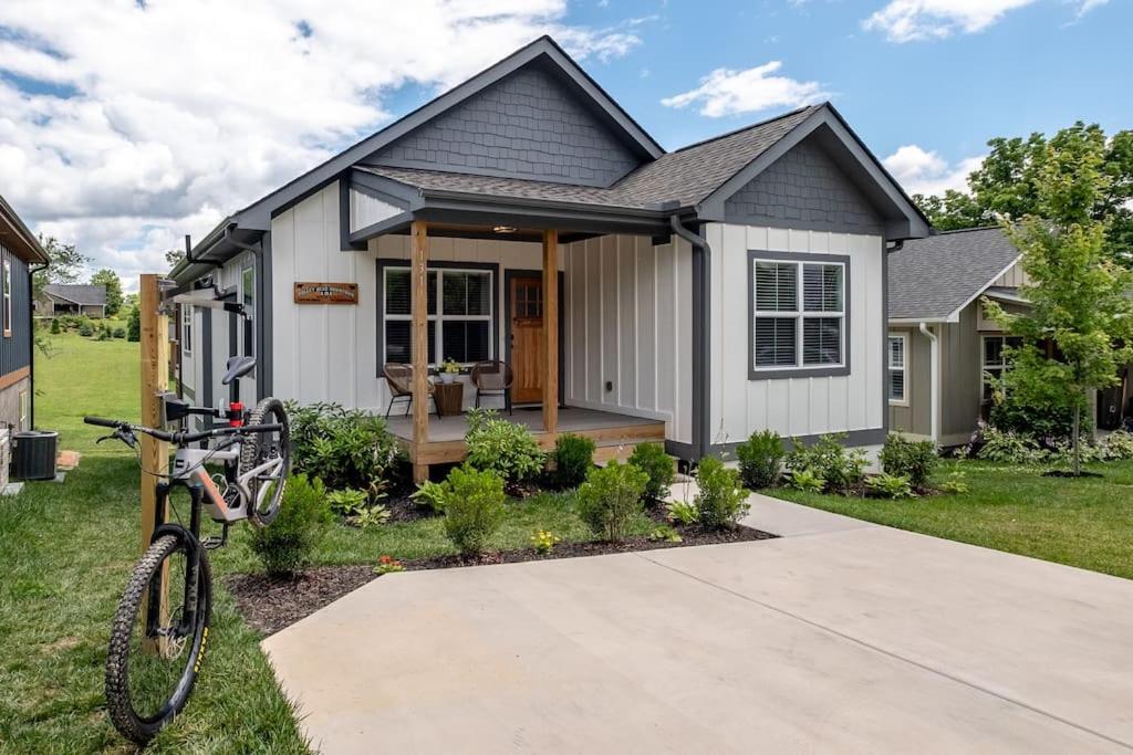 Zahrada ubytování Walkable Downtown 5BR - Hot Tub and Resort Access