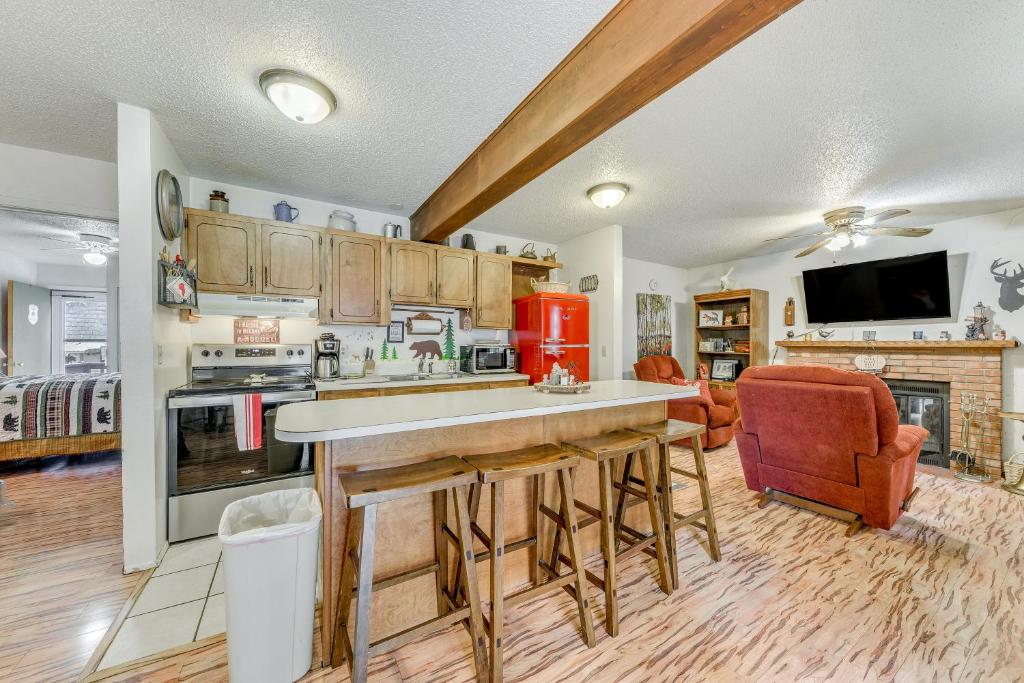 Cloudcroft Retreat with Hot Tub, Grill, and Deck!, Cloudcroft (updated