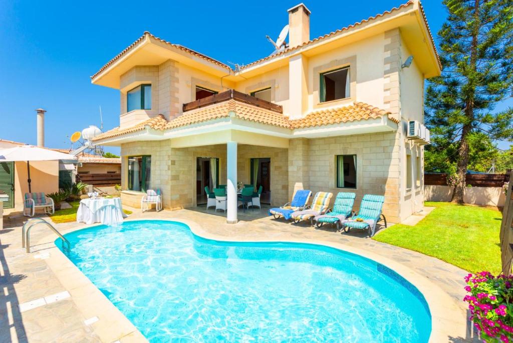 Villa con piscina frente a una casa en Villa Olivetta, en Kato Yialia