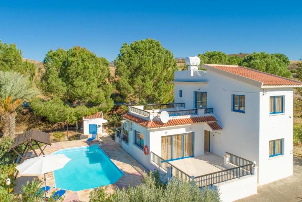 una vista aérea de una villa con piscina en Villa Charoula Ena en Polis Chrysochous