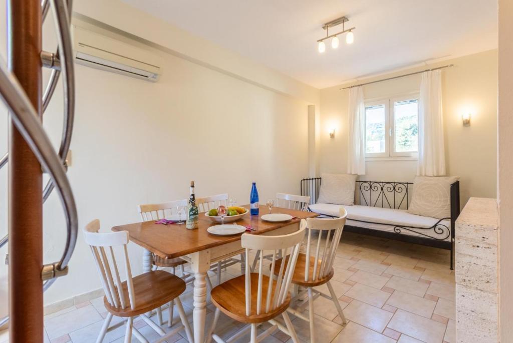 Postel nebo postele na pokoji v ubytování Villa Ismini