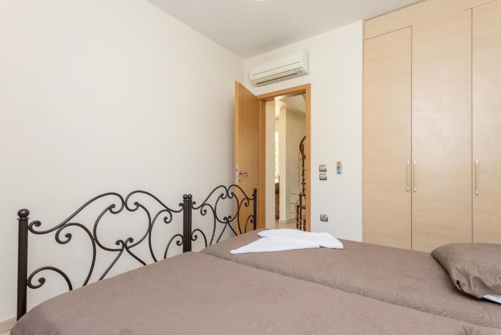 Postel nebo postele na pokoji v ubytování Villa Ismini