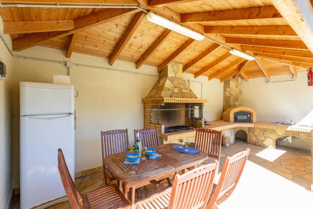 Kuchyň nebo kuchyňský kout v ubytování Villa Ismini