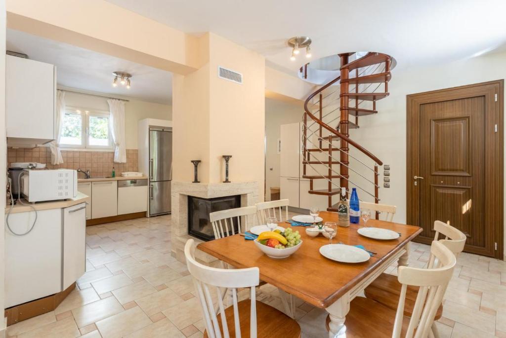 A kitchen or kitchenette at Villa Semeli