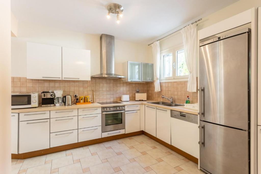A kitchen or kitchenette at Villa Semeli