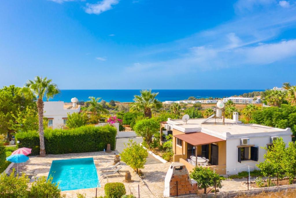 - une vue aérienne sur une villa avec une piscine dans l'établissement Villa Eleni, à Coral Bay