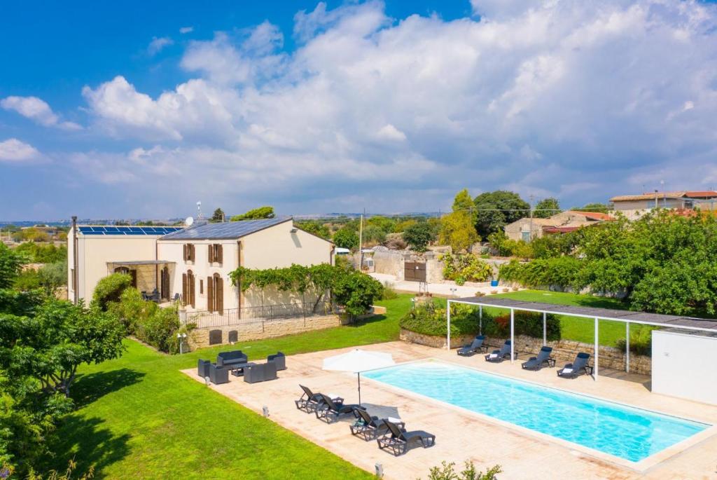 Výhled na bazén z ubytování Villa Palazzola nebo okolí