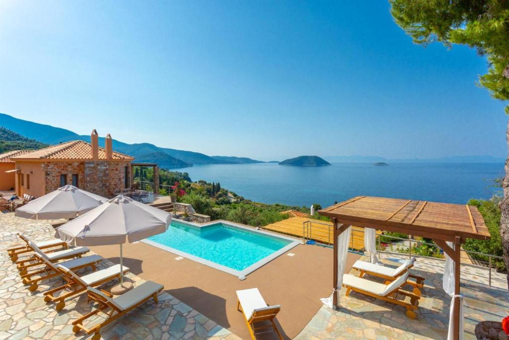 uma villa com piscina e vista para o oceano em Villa Diona em Panormos