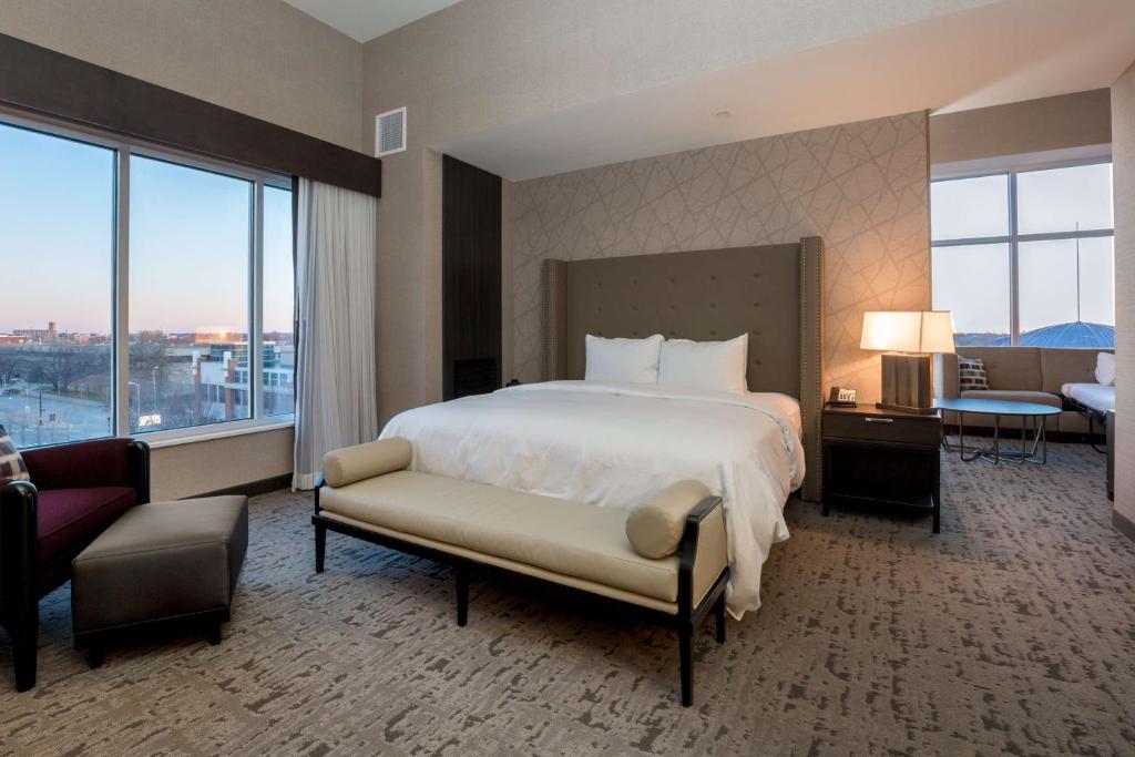 DoubleTree by Hilton Evansville - Suíte King De Canto Com Sofá-Cama