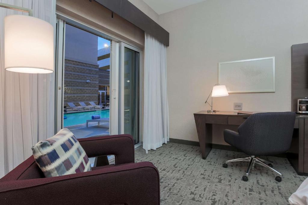 DoubleTree by Hilton Evansville - Quarto King Com Vista Piscina