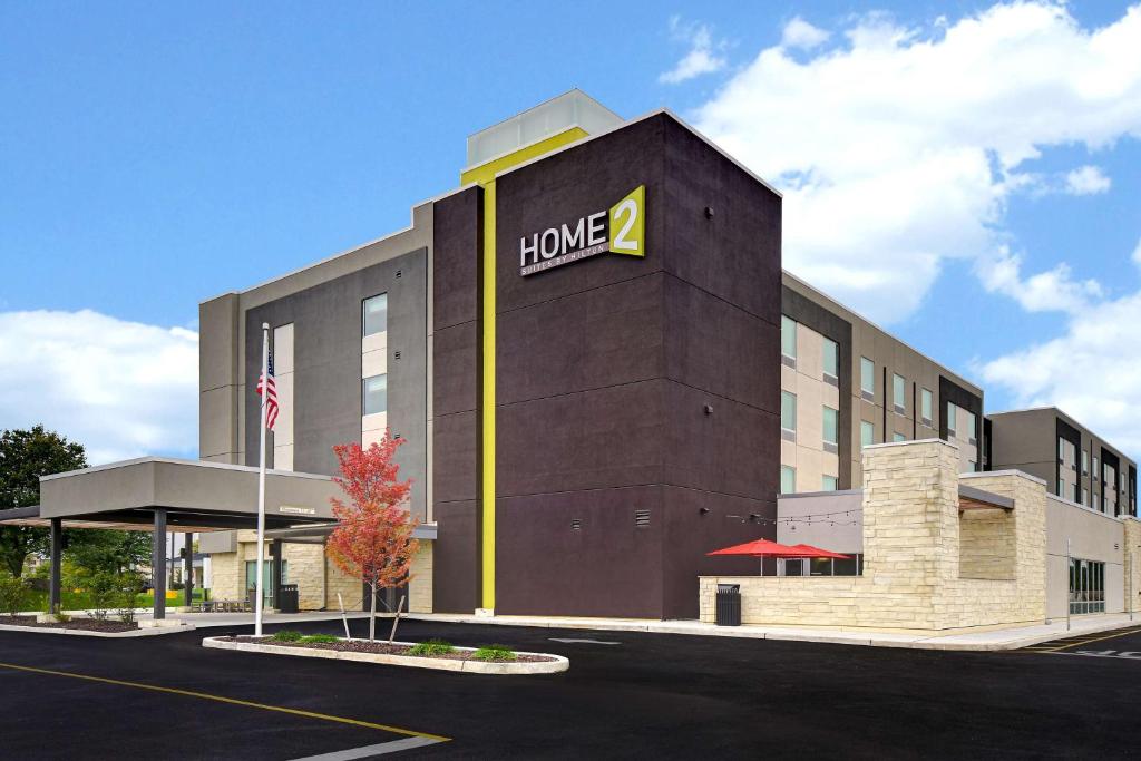 un gran edificio con un letrero casero. en Home2 Suites East Hanover, NJ, en East Hanover