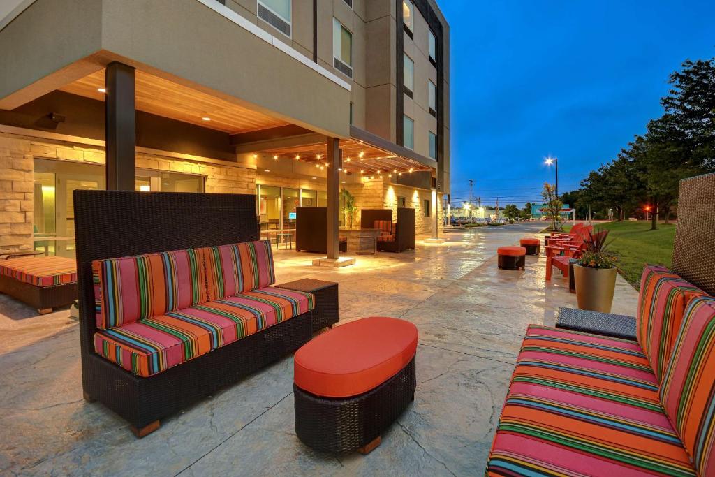 Posezení v ubytování Home2 Suites East Hanover, NJ