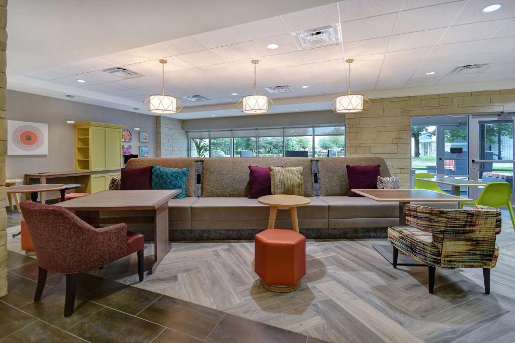 Posezení v ubytování Home2 Suites East Hanover, NJ