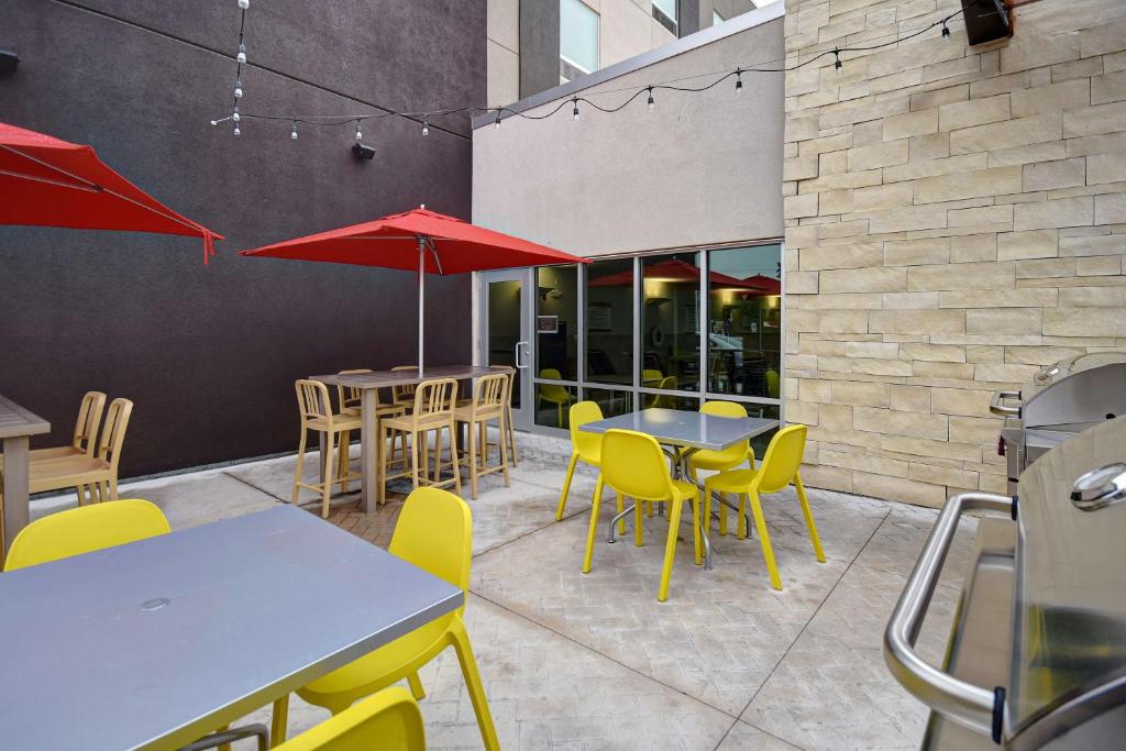 Restaurace v ubytování Home2 Suites East Hanover, NJ