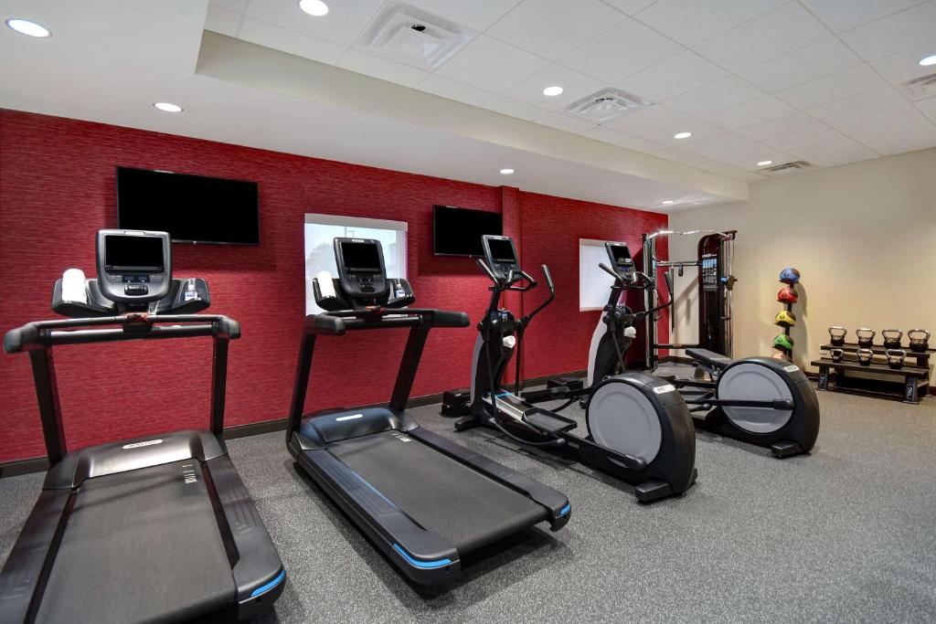 Fitness centrum a/nebo fitness zařízení v ubytování Home2 Suites East Hanover, NJ