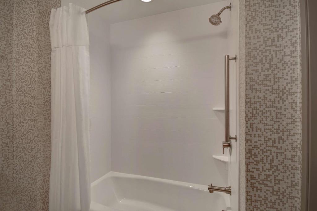 Koupelna v ubytování Home2 Suites East Hanover, NJ