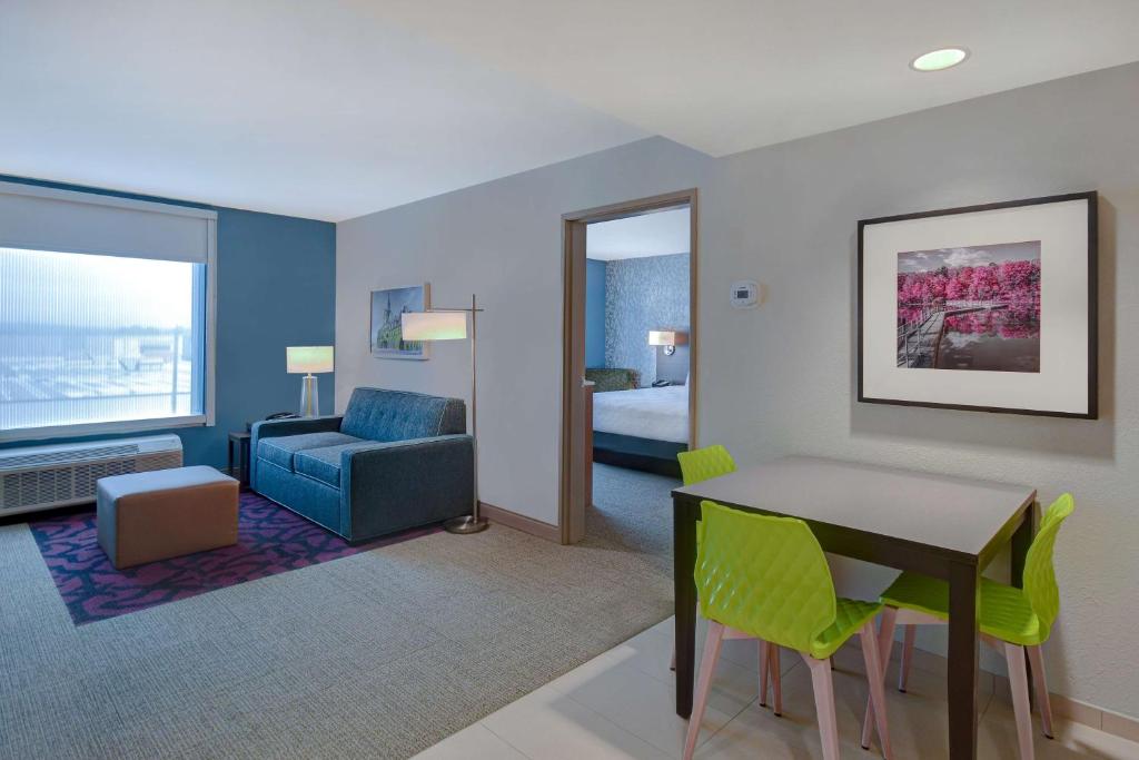 Posezení v ubytování Home2 Suites East Hanover, NJ