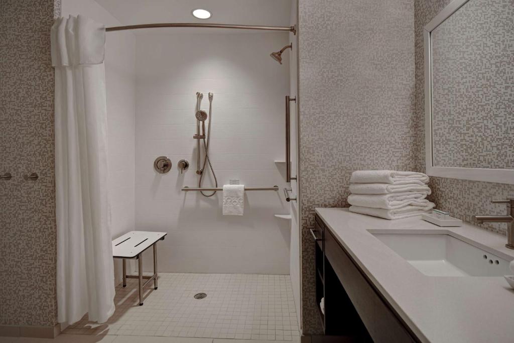 Koupelna v ubytování Home2 Suites East Hanover, NJ