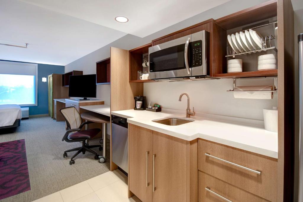 Kuchyň nebo kuchyňský kout v ubytování Home2 Suites East Hanover, NJ