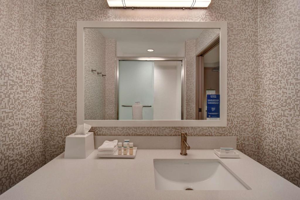 Koupelna v ubytování Home2 Suites East Hanover, NJ