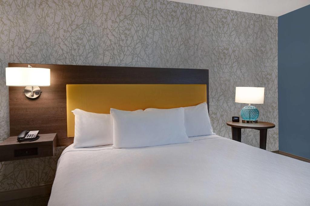 Postel nebo postele na pokoji v ubytování Home2 Suites East Hanover, NJ