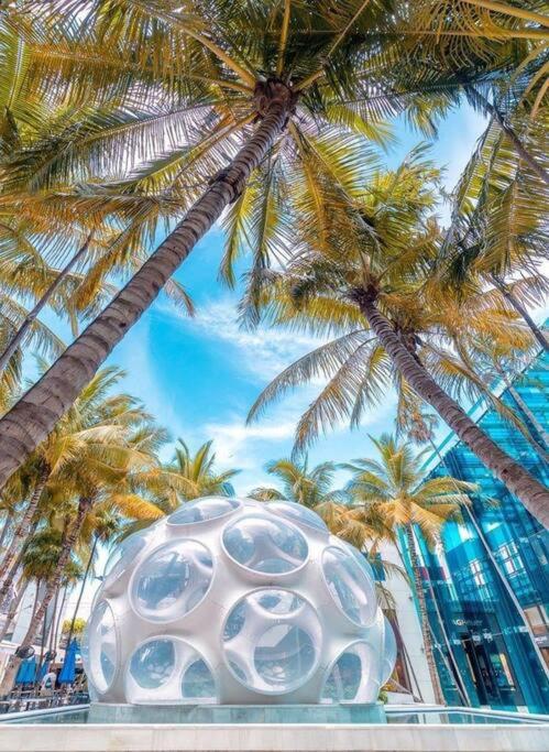 マイアミにあるStanza Hearth of Miami Design District and Wynwood, Parking, Laundry, Workstation, Fully equipped Apts, 24/7 Guest support #2のヤシの木前の大白い彫刻