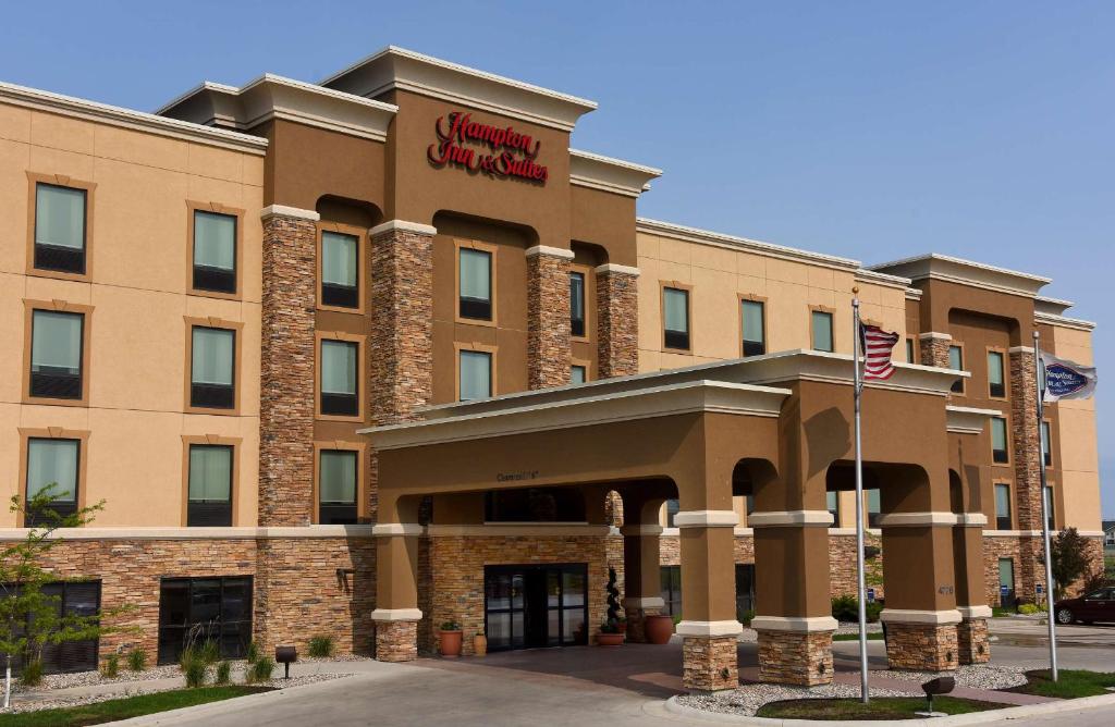 una representación de la parte delantera de un hotel en Hampton Inn & Suites Fargo Medical Center, en Fargo