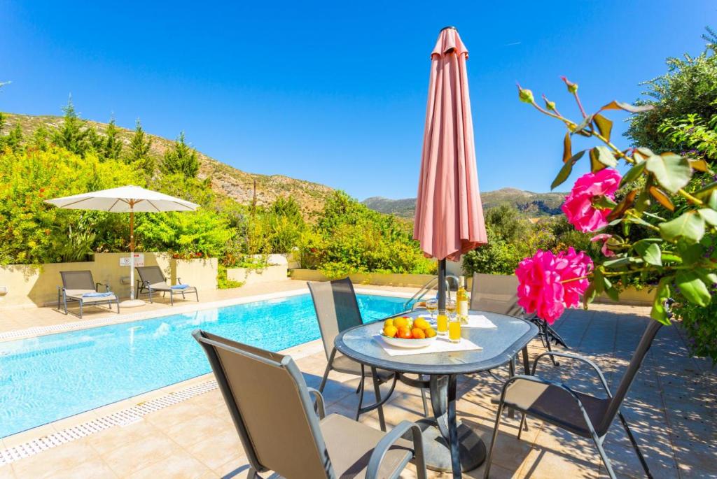 The swimming pool at or close to Villa Fedra