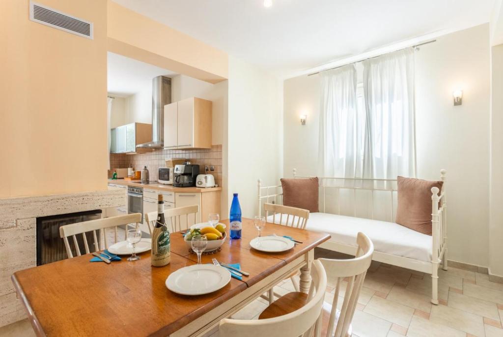A kitchen or kitchenette at Villa Fedra