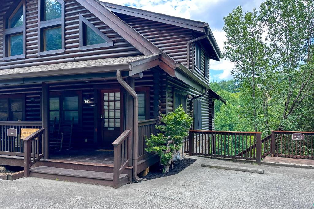 una casa con un porche con una valla de madera en Reindeer Hideaway, en Pigeon Forge