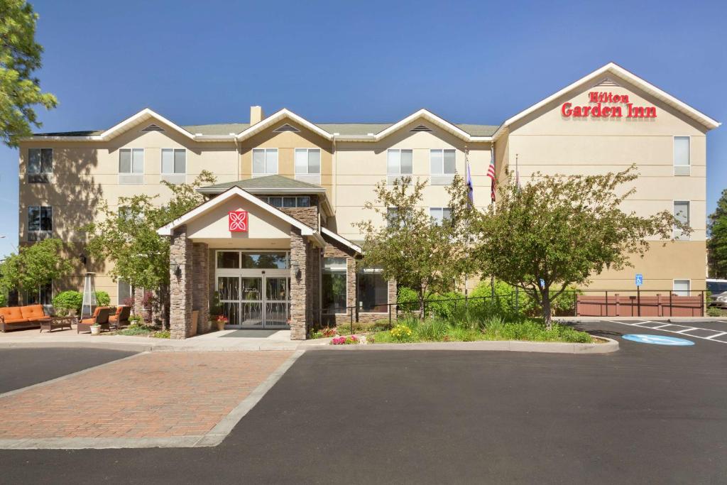 eine Darstellung der Vorderseite des Golden Ball Hotels in der Unterkunft Hilton Garden Inn Flagstaff in Flagstaff