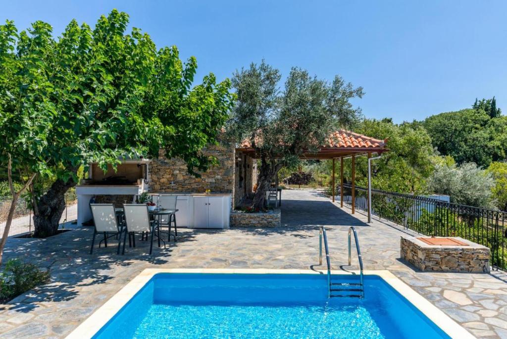 The swimming pool at or close to Oak Tree Cottage