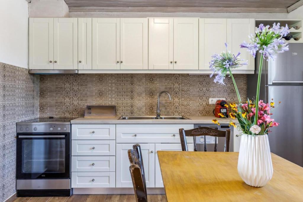 A kitchen or kitchenette at Oak Tree Cottage