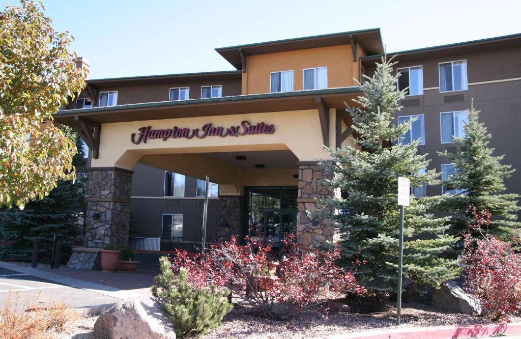 un edificio con un cartel que lee Hyannis inn y suites en Hampton Inn & Suites Flagstaff - West en Flagstaff