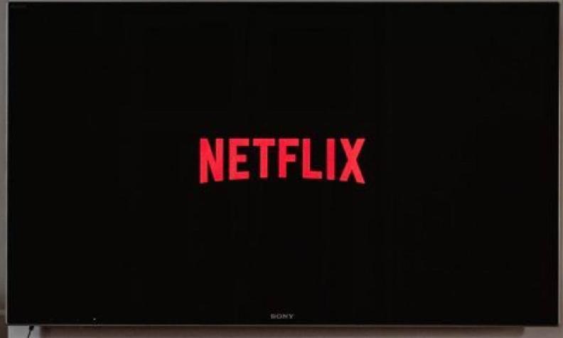 Una pantalla de computadora portátil con un letrero de Netflix. en Dream Abodes at Cozy Craftmans Ship, Maboneng, en Johannesburgo