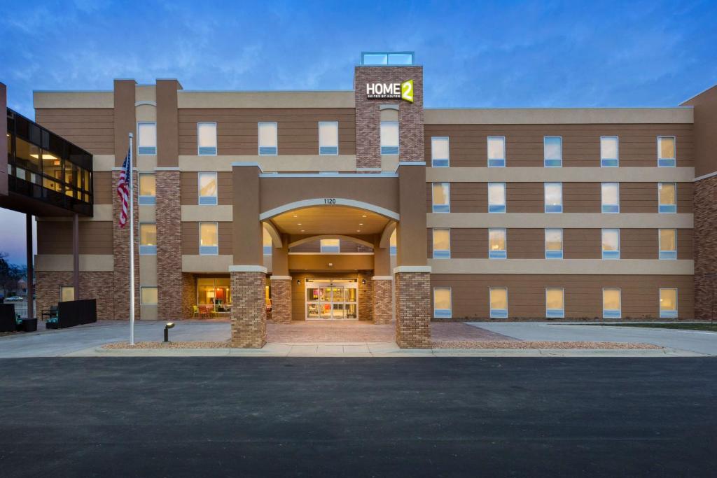 un edificio con un cartello sulla parte anteriore di Home2 Suites by Hilton Sioux Falls Sanford Medical Center a Sioux Falls